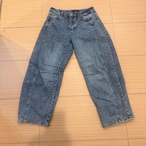Forever 21 Mid-Rise Baggy Barrel Jeans in Light Denim. Size 26